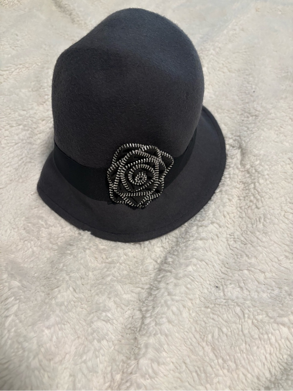 Women's Dark Gray Felt Cloche Hat with Zipper Flower Accent